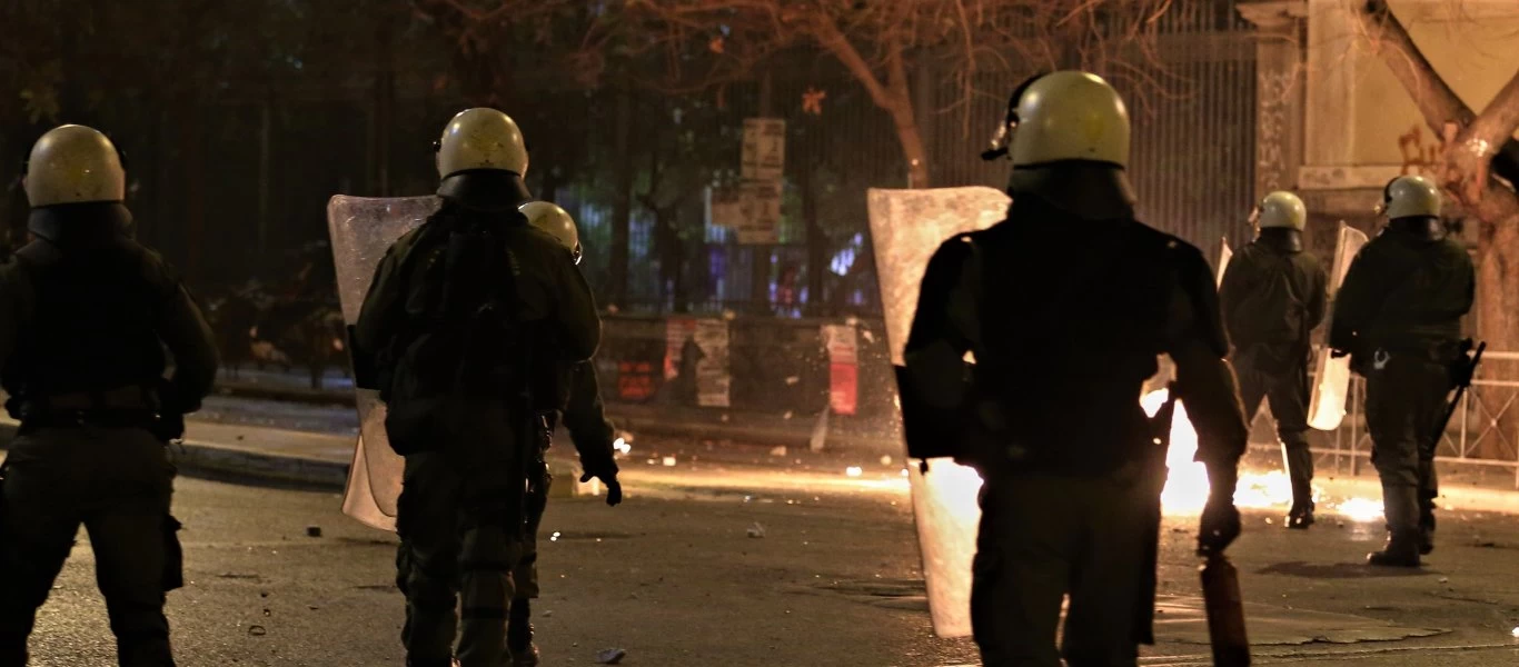Πλατεία Αγίας Παρασκευής: Οι κάτοικοι αρνούνται να κλειστούν στα σπίτια τους - Αποδοκιμάζουν κυβέρνηση & ΕΛΑΣ (βίντεο)